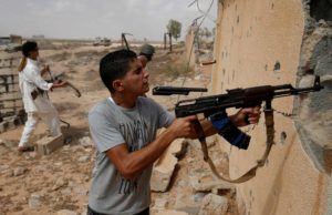 Mitglieder islamistischer Milizen kämpfen für die international unterstützte libysche Regierung.