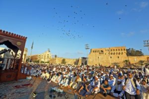 حكومة الوفاق تتهم قوات حفتر بقصف مطار معيتيقة في خرق لهدنة الأضحى